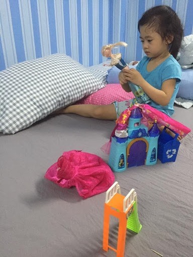 Mới đây, quản lý của Mai Phương chia sẻ câu chuyện khiến nhiều người cảm thấy xót xa. Trong lúc chơi búp bê, Lavie tưởng tượng ra câu chuyện mẹ - con: 