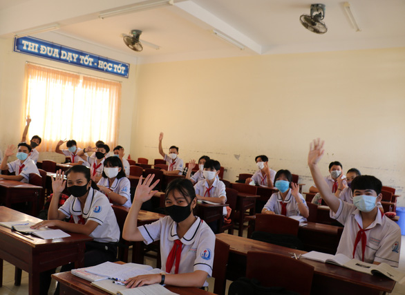 Học sinh ở Cà Mau trong giờ học buổi sáng ngày 20/4. (Ảnh Tuổi trẻ)