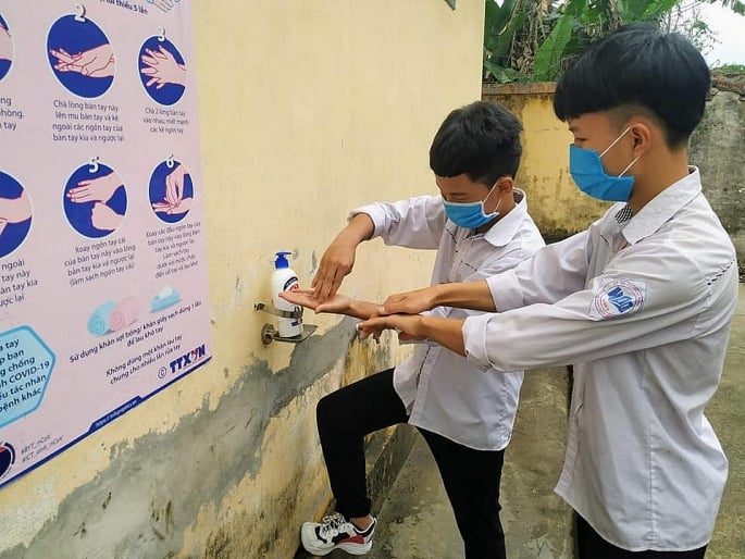 Nhà trường cũng bố trí hệ thống bồn rửa tay và xà phòng ở vị trí thuận tiện cho học sinh và giáo viên. (Ảnh: PL&XH)