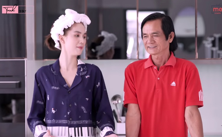 Mới đây, Ngọc Trinh trình làng Vlog nấu ăn đầu tiên. Cô tự tay thực hiện món cà ri gà hương vị miền tây, còn bố đứng chỉ đạo. Trong phần đánh giá, đấng sinh thành cho 