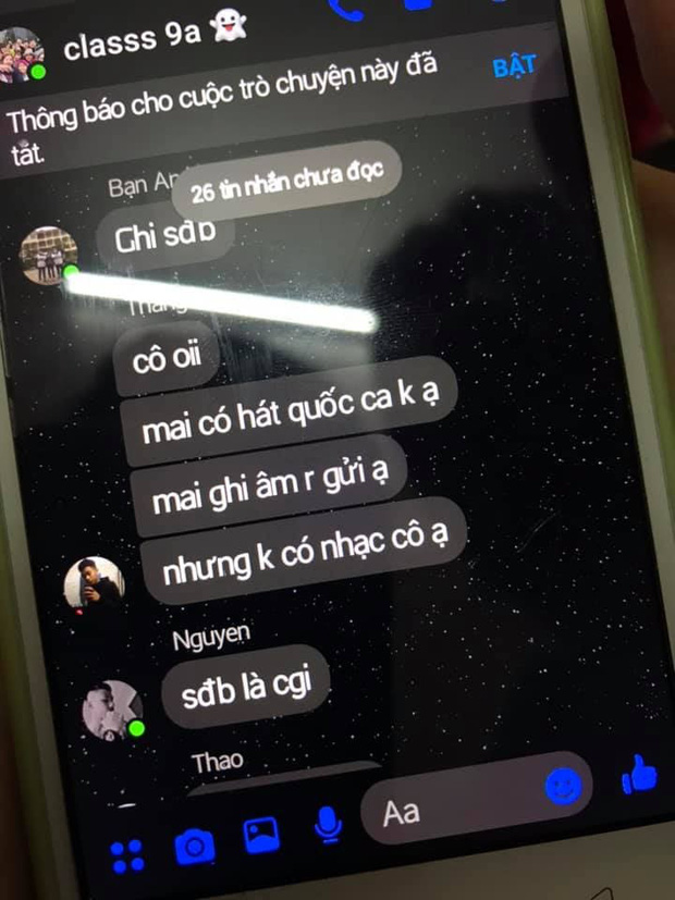 Chào cờ đầu tuần cũng được thực hiện online.