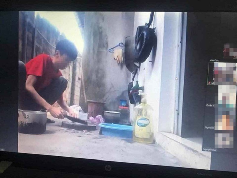 Nam sinh vừa nấu cơm vừa học online.