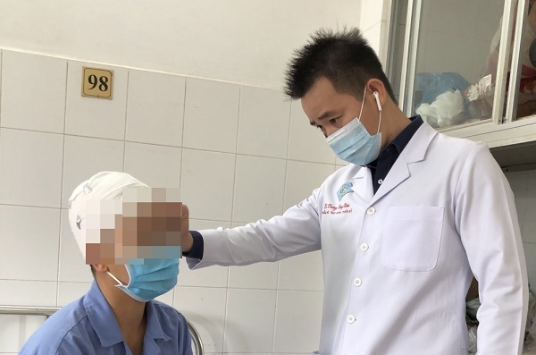 Bệnh nhân được bác sĩ kiểm tra vết mổ sau Shbet888 tiền thưởng cực khủng.