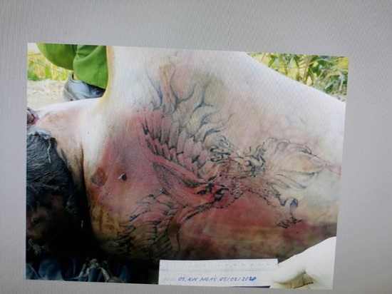 Thi thể nạn nhân có hình xăm chim đại bàng. Ảnh: Tiền Phong