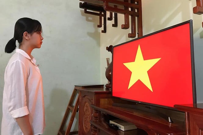 Dù không đến trường nhưng các em học sinh vẫn rất nghiêm túc thực hiện lễ chào cờ đầu tuần.