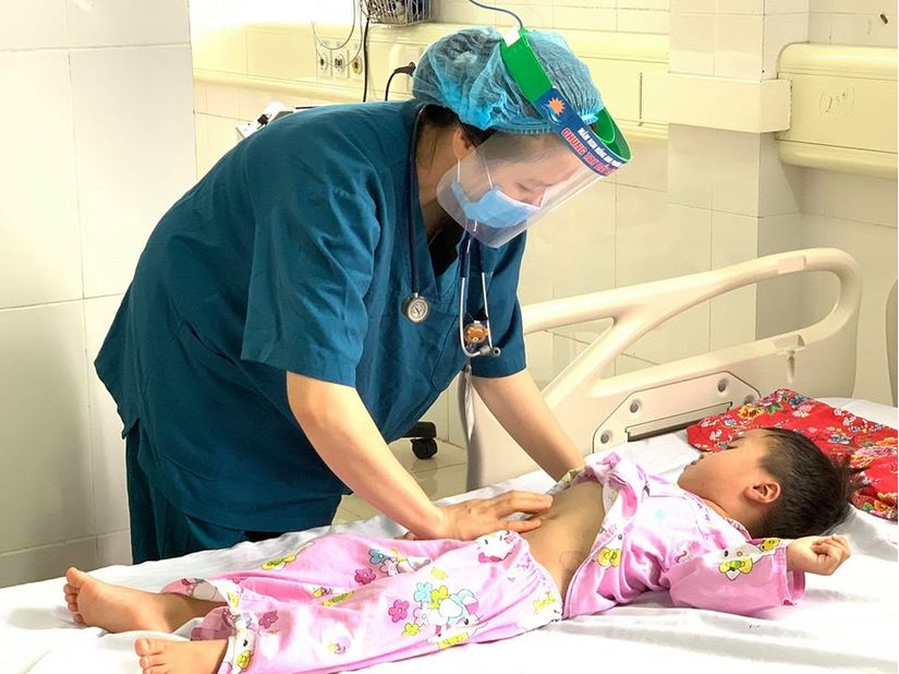 Bác sĩ kiểm tra sức khỏe cho bệnh nhi.