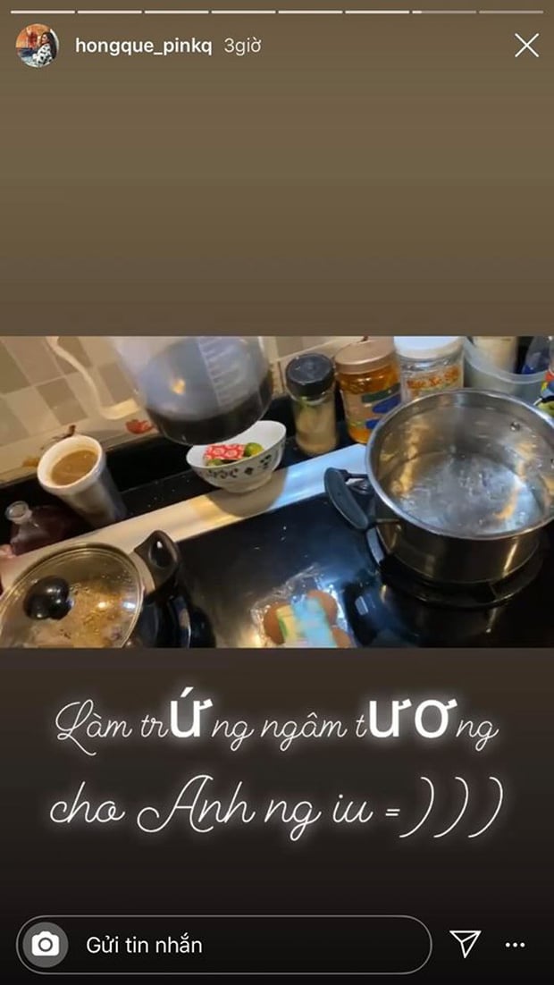 Mới đây, Hồng Quế chia sẻ clip đang làm món trứng ngâm tương, nhìn cách cựu người mẫu hướng dẫn và thực hiện chuyên nghiệp đúng chuẩn 