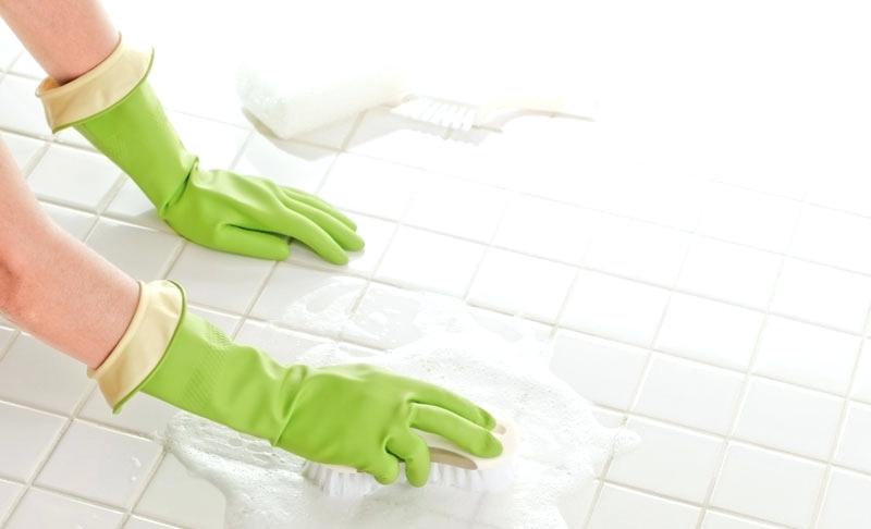 Dùng giấm tẩy cách vết bẩn do trên sàn nhà