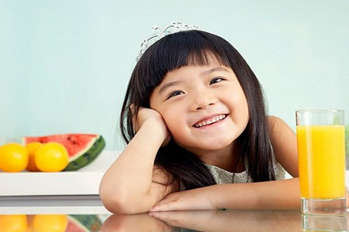 Cho bé uống nước cam đúng cách
