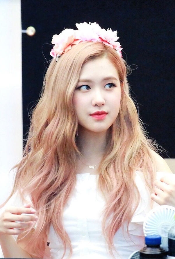 Rose gol là màu cực kỳ kén da vậy nhưng Rosé đã tạo nên thương hiệu sắc đẹp cảu riêng mình khi diện màu tóc này
