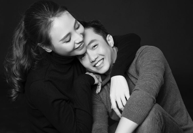 Mới đây, Đàm Thu Trang chia sẻ những hình ảnh trong bộ ảnh cưới trắng đen của cô và chồng cách đây gần 1 năm và tiết lộ sự khác biệt trước và sau kết hôn. 