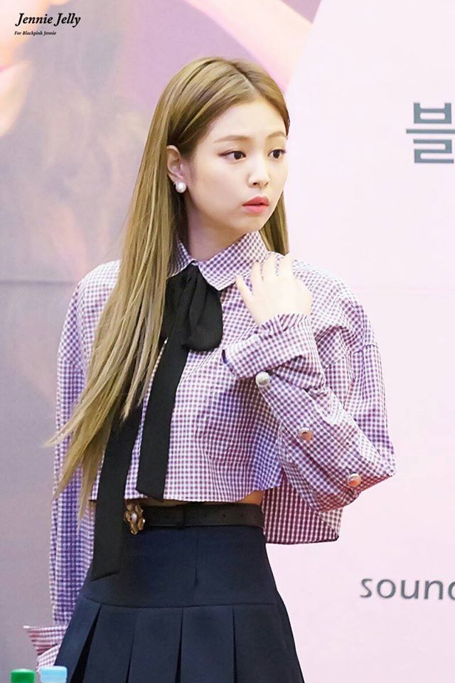 Áo sơ mi croptop kết hợp chân váy xếp li nhìn vô cùng hút mắt