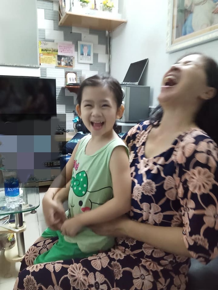 Mới đây, một fanpage bất ngờ đăng tải ảnh bé Lavie bên ông bà ngoại. Từ khi Mai Phương mất, Lavie ở chung với hai bảo mẫu nên hình ảnh cô bé đoàn tụ với ông bà thu hút sự quan tâm. Fanpage này cho biết ông bà sẽ sớm thu xếp công việc và đón Lavie về. Ông bà biết gửi ảnh rồi nên sẽ cập nhật tình hình thường xuyên cho mọi người cùng biết. Thông tin đưa ra khiến nhiều người không khỏi hoang mang, bởi trước đó Phùng Ngọc Huy khẳng định đã được toàn quyền nuôi con. Hình ảnh con gái Mai Phương vui vẻ nô đùa cùng ông bà khiến nhiều người yên tâm phần nào.