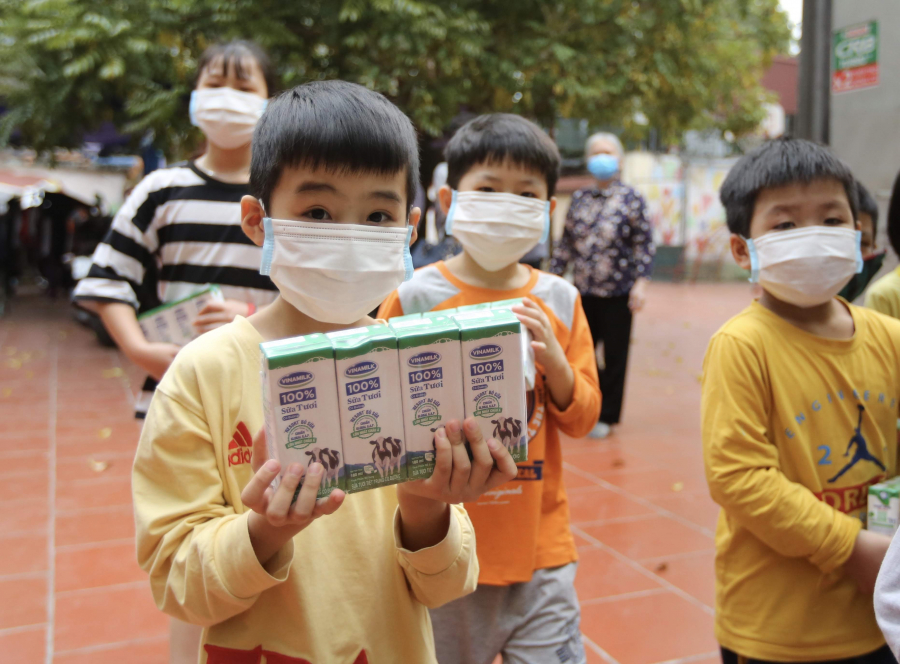 Các em nhỏ được nuôi dưỡng tại các trung tâm bảo trợ xã hội, mái ấm, nhà mở vui mừng khi được nhận sữa từ chương trình.