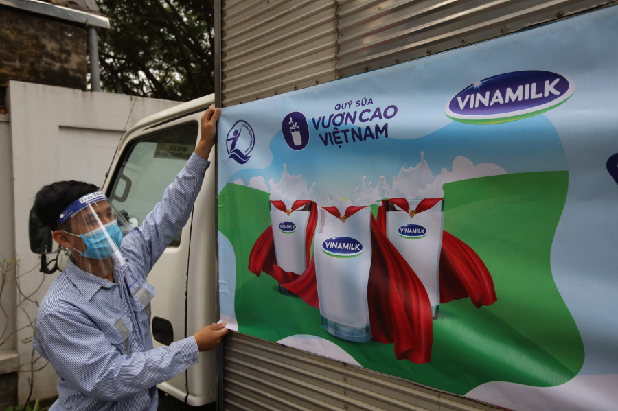 Nhân viên Vinamilk luôn nỗ lực để từng hộp sữa được kịp thời trao đến tay các em nhỏ khó khăn, có hoàn cảnh đặc biệt trong mùa dịch.
