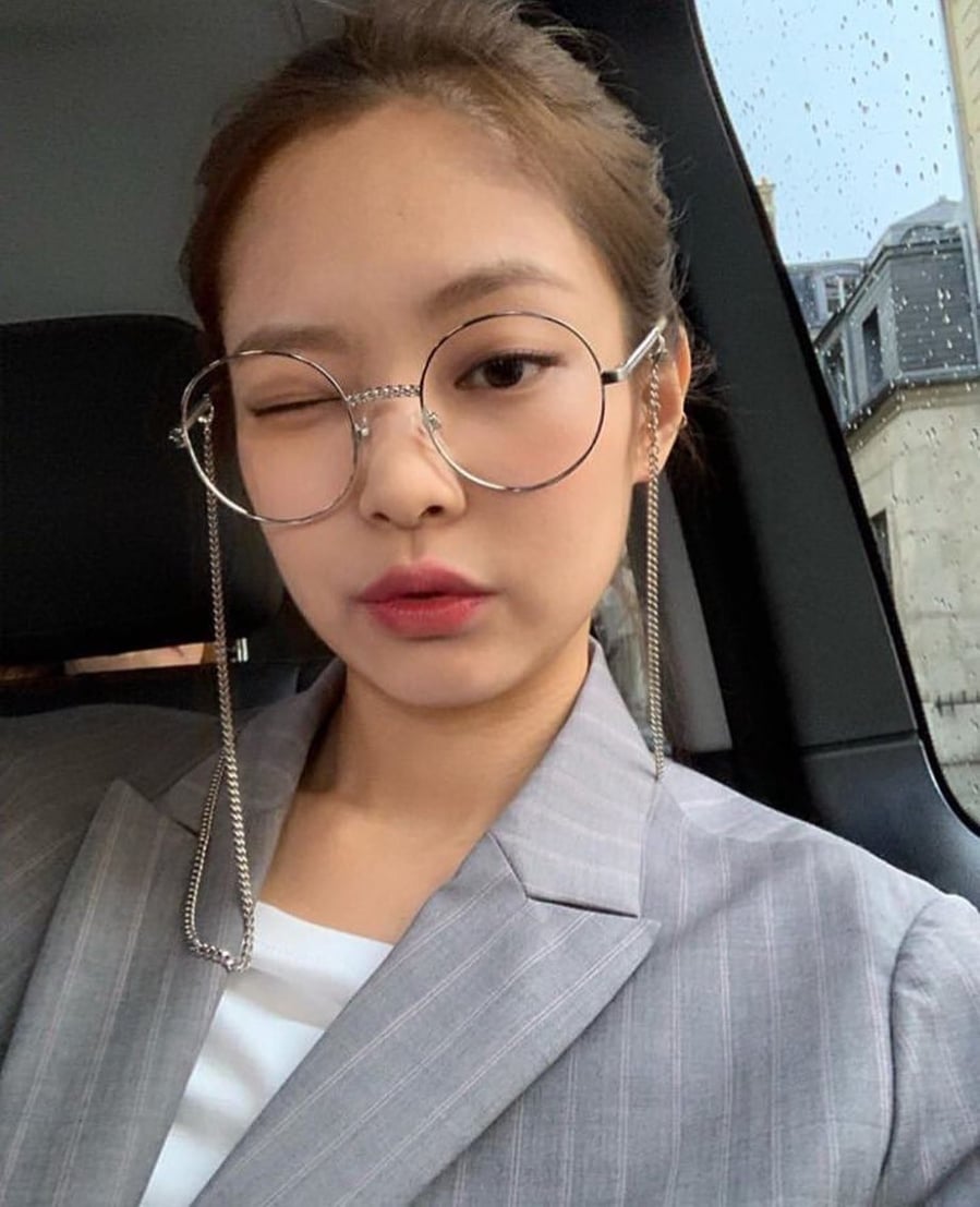 Nữ idol sinh năm 1996 trang điểm nhẹ nhàng nhìn vô cùng ngọt ngào đáng yêu