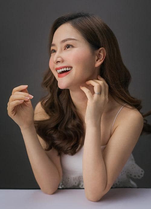 Đầu tiên phải kể đến kiểu xoăn wavy sóng nước lọn to. Kiểu xoăn này không những giúp tóc bồng bềnh như tóc mây mà còn giúp Lan Phương nhìn nhẹ nhàng, ngọt ngào hơn những vai diễn phản diện trên màn ảnh nhỏ.