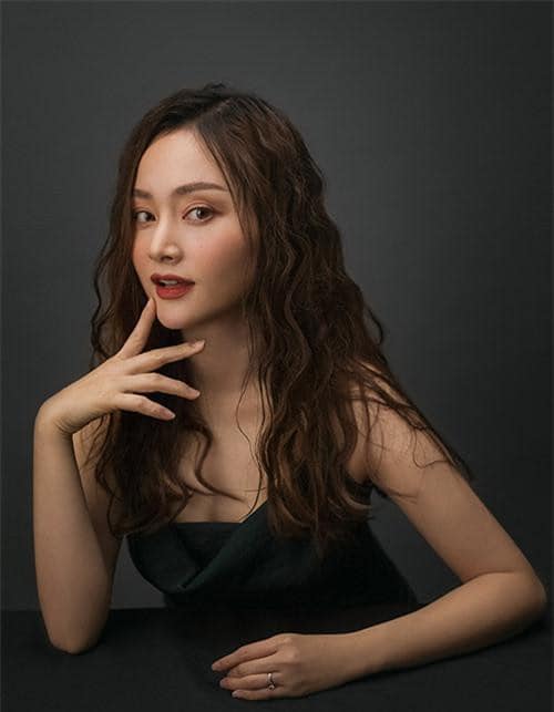 Lan Phương F5 vẻ ngoài với kiểu xoăn sóng bung. Xoăn sóng bung là xoăn sóng ngang nhỏ và được uốn theo hơi hướng 