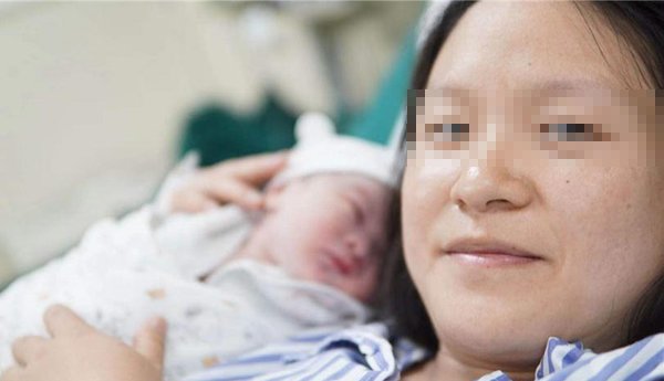 Chị Hoàng chỉ mới sinh bé đầu lòng cách đây hơn 2 tháng