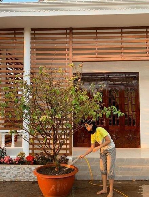 Nàng hậu cũng cho biết tranh thủ dịp này cô đã sửa nhà cho bố mẹ, vì thế đã chi một khoản rất lớn trong tiền tiết kiệm.