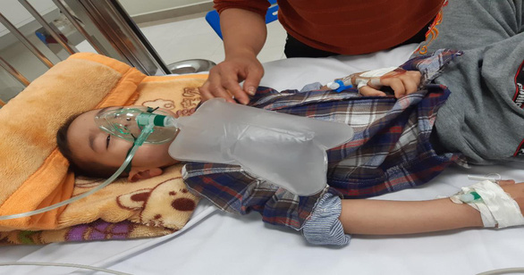 Bé trai ngộ độc do uống nhầm thuốc cai nghiện Methadone được các bác sĩ Bệnh viện Nhi Trung ương cứu sống.