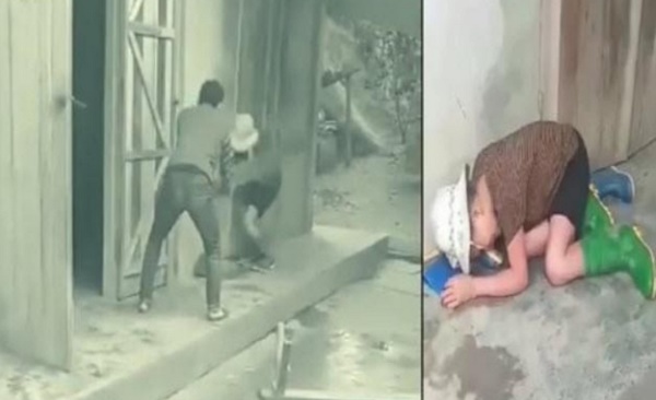 Người đàn ông cầm ghế đánh mẹ ngã gục trước cửa nhà.