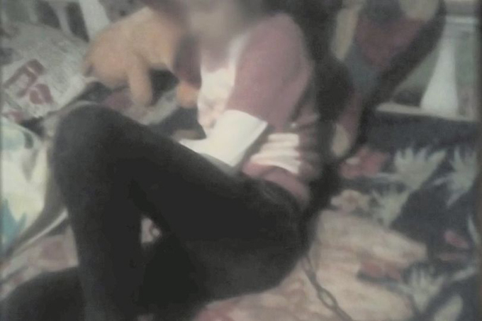 Karina bị xích trên giường.