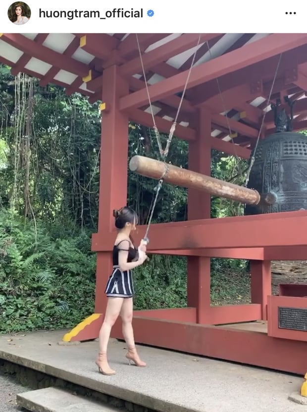 Hương Tràm mới đây đã đăng tải đoạn clip đi chùa. Nhưng nữ ca sĩ lại diện áo hai dây cùng váy ngắn và đã nhận về không ít phản ứng trái chiều, nhiều ý kiến nhắc nhở, thậm chí chê bai cách ăn mặc của cô. Công chúng cho rằng việc diện Shbet999 com đăng nhập thiếu kín đáo như vậy đến chốn linh thiêng như chùa, nơi thờ phụng là không hợp lý. Sau hơn 1 ngày bị chỉ trích, Hương Tràm đã lặng lẽ xoá clip và không để lại bất kì lời nhắn hay thanh minh nào. Có lẽ sau khi nhận về các góp ý thì nữ ca sĩ cùng nhận ra bản thân đã diện Shbet999 com đăng nhập không phù hợp chốn linh thiêng.
