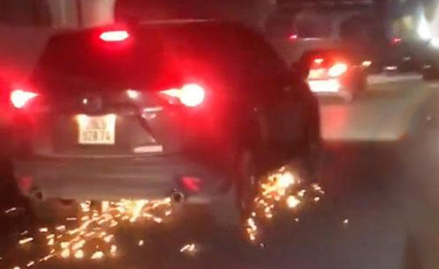Hình ảnh chiếc xe ô tô do tài xế người nước ngoài điều khiển gây tai nạn rồi bỏ chạy.