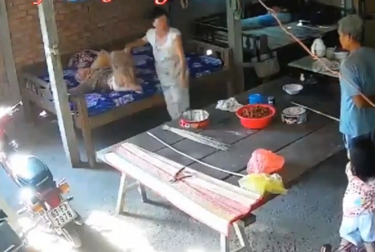 Đôi vợ chồng ngược đãi mẹ già 88 tuổi. Hình ảnh cắt từ clip.