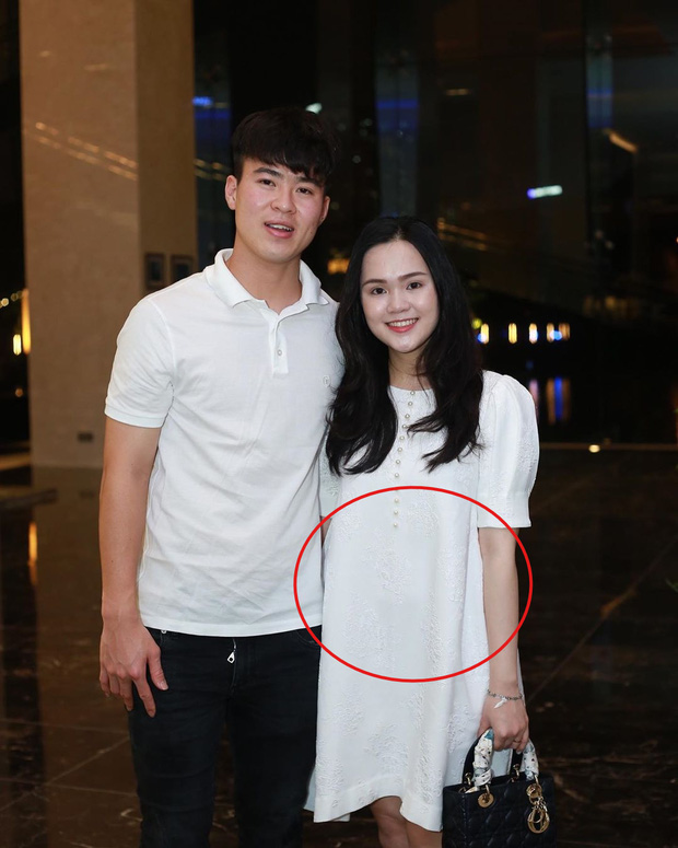 Mới đây, Duy Mạnh - Quỳnh Anh khiến người theo dõi rần rần chúc mừng. Trong bức ảnh đăng tải, dân tình đã tinh mắt phát hiện ra vòng 2 lớn thất thường, gương mặt cũng tròn trĩnh hơn trước của Quỳnh Anh. Không ít ý kiến cho rằng Quỳnh Anh đã có bầu. Trước đó, bà xã Duy Mạnh cũng khoe shopping được 2 đôi dép bệt. Liệu có phải vì bầu bì mà cô nàng chuẩn bị cẩn thận như vậy không nhỉ?
