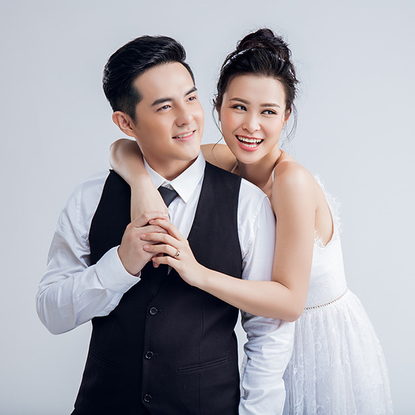 Mới đây, Đông Nhi và Ông Cao Thắng có hành động vì cộng đồng khi ủng hộ 250 triệu đồng gửi đến những người phụ nữ đang trực tiếp tham gia chống dịch và cả những người phụ nữ bị ảnh hưởng nặng nề từ đại dịch ở Việt Nam. Trước đó, vợ chồng Đông Nhi cũng công khai số tiền ủng hộ vào quỹ của nữ ca sĩ Thủy Tiên là 50 triệu đồng, tuy nhiên thời điểm đó cặp đôi bị chỉ trích keo kiệt. Hành động mới đây dường như đã xóa tan lời chê bai trước đó.