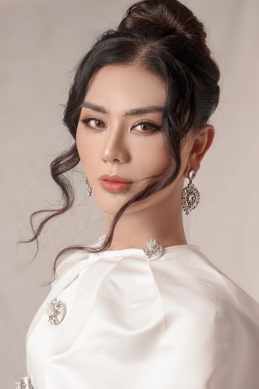 Mới đây, Lâm Khánh Chi bất ngờ tiết lộ ý định Shbet888 tiền thưởng cực khủng sửa giọng nói. Người đẹp chuyển giới tiết lộ, thi thoảng cô vẫn bị đàm tiếu, chê bai về giọng nói. Dù hài lòng với diện mạo xinh đẹp, song cô vẫn muốn sửa giọng để hoàn thiện hơn vẻ nữ tính: 