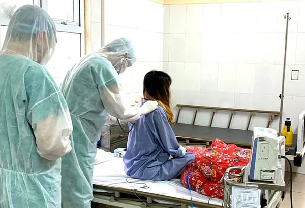 Bác sĩ kiểm tra sức khoẻ cho bệnh nhân 52.