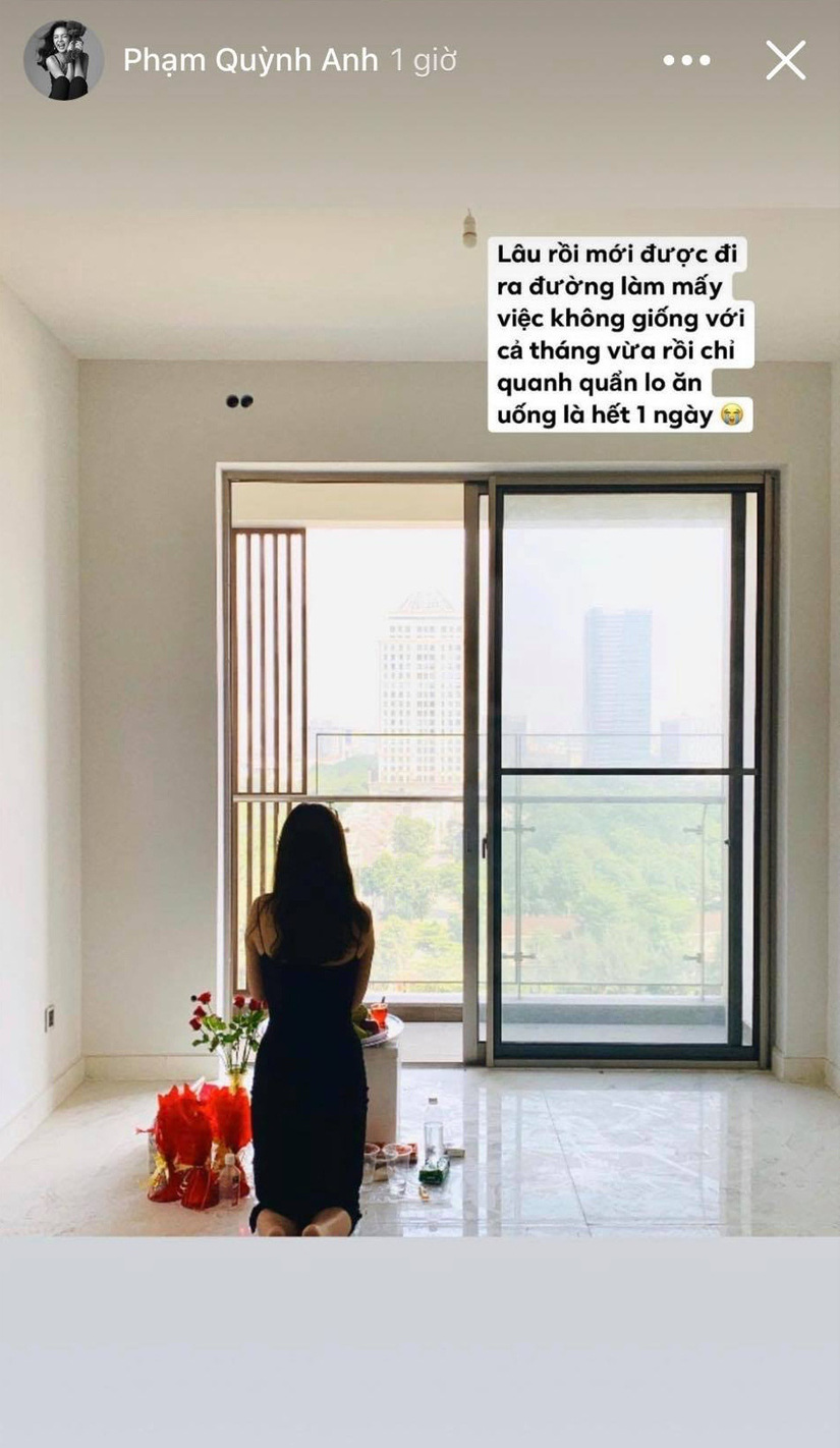 Trên trang cá nhân mới đây, ca sĩ Phạm Quỳnh Anh chia sẻ hình ảnh căn hộ mới tậu tại TP.HCM. Mặc dù không tiết lộ giá trị nhưng thông qua bức ảnh ghi lại một góc không gian căn hộ, có thể thấy rằng nữ ca sĩ đã bỏ ra số tiền không nhỏ. Được biết, hiện Phạm Quỳnh Anh mới làm lễ nhận nhà và chưa thiết kế, bày trí nội thất để dọn về sinh sống.