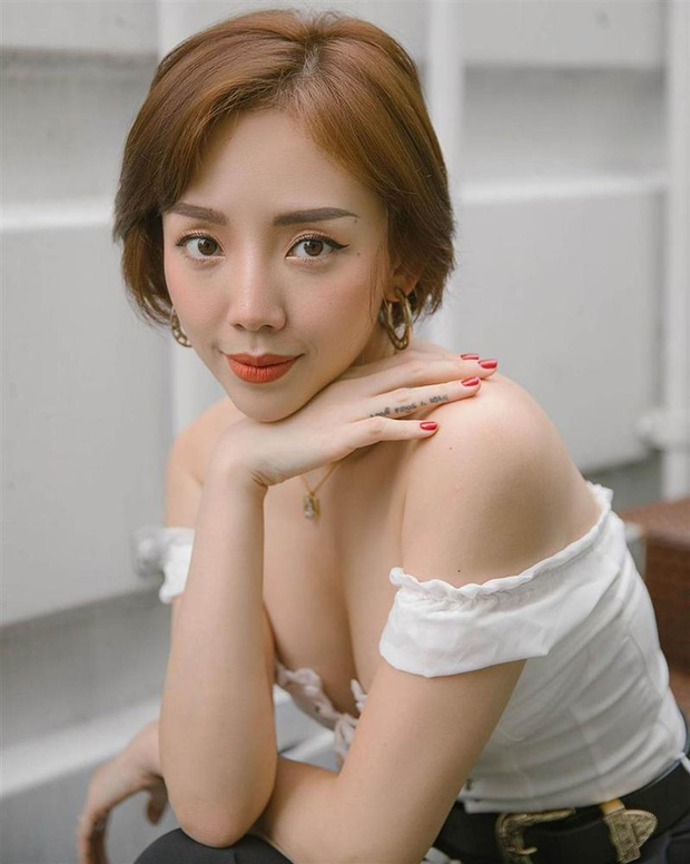 Sáng nay, MXH dậy sóng khi Đông Nhi chính thức thông báo đã mang thai con đầu lòng. Vào chúc mừng 