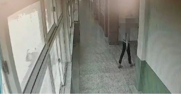Hình ảnh cuối cùng mà camera ghi lại được cho thấy Kim Gun Woo đi lên hàng lang tầng 5.