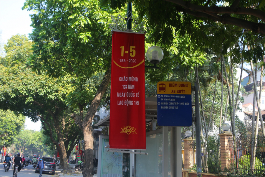 Đường phố rực rỡ hơn với cờ hoa, băng rôn. (Ảnh: Lao động)