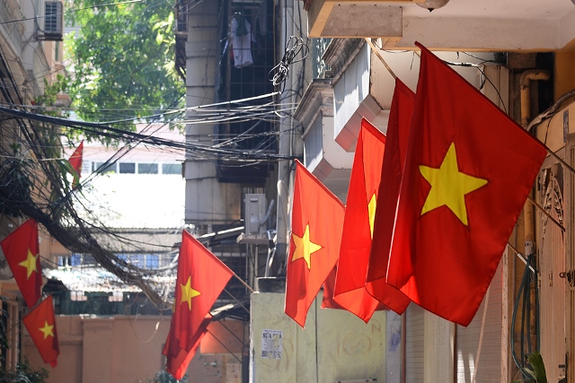 Ngõ nhỏ, phố nhỏ cũng trở nên rực rỡ hơn vì màu Quốc kỳ. (Ảnh: Nhân dân)