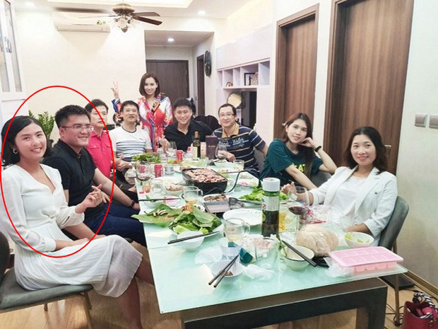 Mới đây, Ngọc Hân và chồng sắp cưới đã sánh đôi bên nhau trong buổi hội ngộ nhóm bạn thân ở Hà Nội. Đây cũng là lần hiếm hoi cặp đôi công khai xuất hiện chung với bạn bè thân thiết nên được khán giả dành sự chú ý đặc biệt. Qua bức ảnh có thể thấy, Hoa hậu Ngọc Hân dù đã chạm ngưỡng tuổi 30 nhưng vẫn giữ được nhan sắc đời thường tươi trẻ. Thậm chí không ít khán giả còn cho rằng, nàng Hậu và bạn trai rất có nét phu thê.