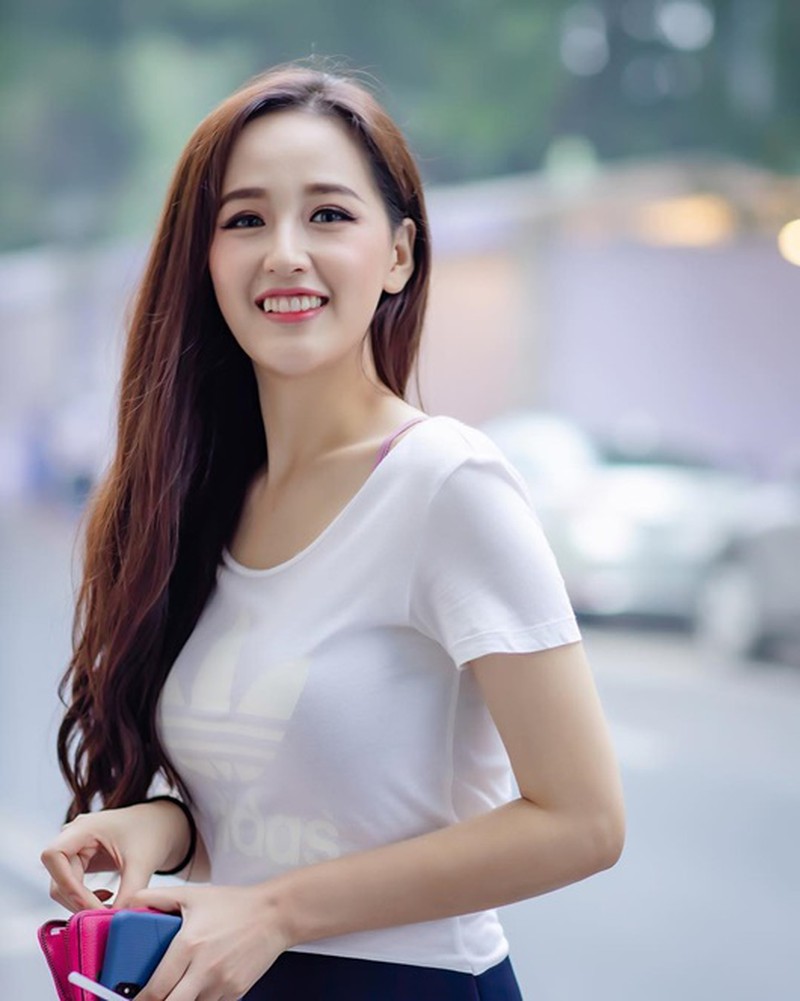 Mai Phương Thúy lần đầu tiết lộ: 'Bạn trai hiện tại tôi đã quen được hơn 10 năm. Tôi quen anh ấy từ năm 20 tuổi rưỡi tới giờ. Chúng tôi cũng đang có những dự định về chuyện tương lai rồi. Nhưng với tôi, dù lấy chồng tôi cũng không nói. Tôi muốn nếu kết hôn cũng sẽ khép kín. Tôi rất thích danh xưng quý cô độc thân. Nếu tôi lấy chồng rồi, người ta sẽ gọi tôi với danh xưng vợ của ai đó. Bởi vậy nên nếu tôi kết hôn chỉ có ủy ban nhân dân phường là biết thôi, không ai biết hết. Hiện tại, tôi không vội kết hôn và bạn trai tôi cũng không giục. Tôi là người thích đi chơi và yêu phải một người cũng thích đi chơi nên rất hợp. Trì hoãn được ngày nào hay ngày đó...'