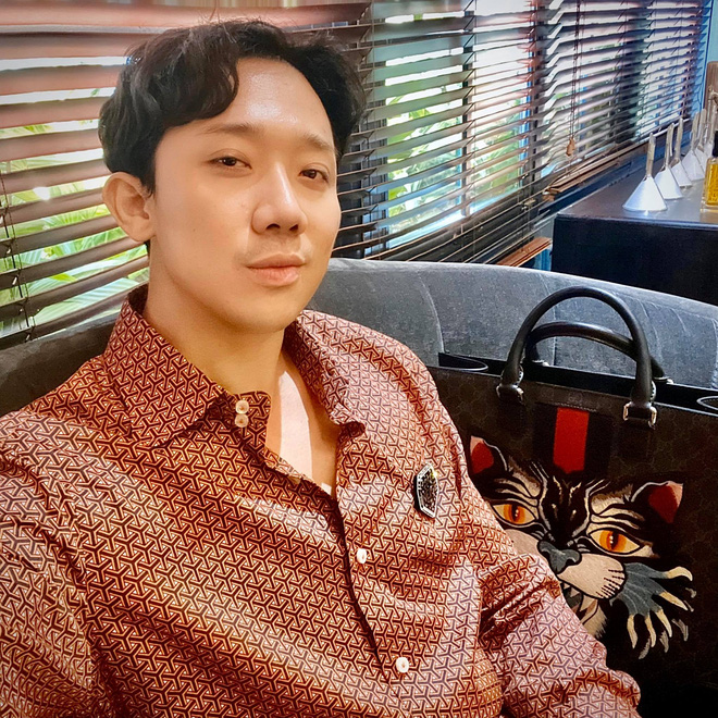 Nhìn lại những hình ảnh trước đây của Trấn Thành có thể thấy, anh chỉ luôn cười mỉm để hạn chế lộ rõ hàm răng trước ống kính.