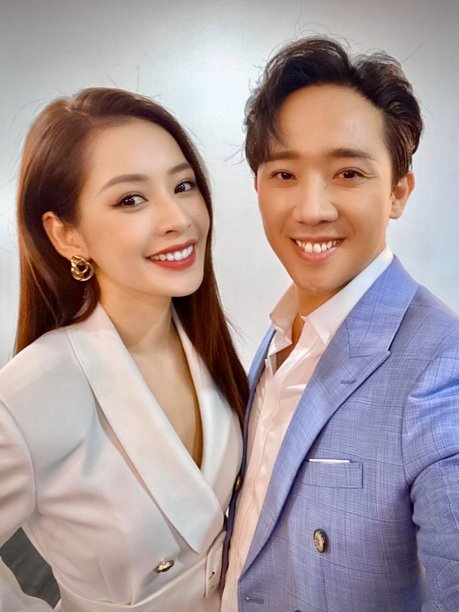 Bức ảnh chung của Chi Pu và Trấn Thành đang được dân mạng đặc biệt quan tâm, trong đó chi tiết chiếm spotlight nhất chính là hàm răng của nam MC.