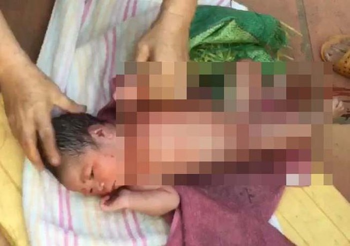Bé gái sơ sinh còn nguyên dây rốn bị bỏ rơi.