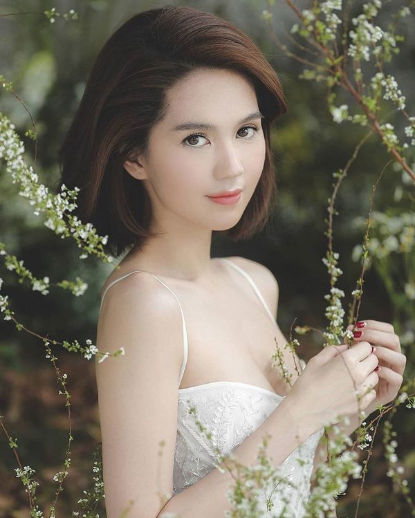 Mới đây, Ngọc Trinh đăng vlog trả lời các câu hỏi của fan và tiết lộ chuyện con cái, kết hôn. Người đẹp chia sẻ cô đã có dự định lấy chồng và mong muốn sinh đôi 1 trai - 1 gái, tuy nhiên việc kết hôn phụ thuộc vào việc chọn được bạn trai hợp 