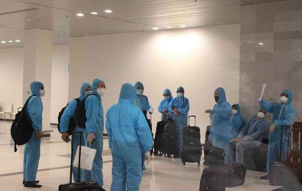 Các công dân Việt Nam trở về từ UAE. Ảnh VOV