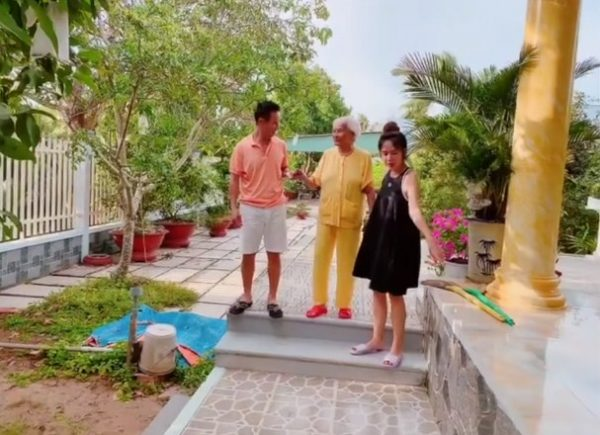 Chiếc váy rộng Minh Hà mặc đã khiến tin đồn cô mang thai lần 5 dấy lên.