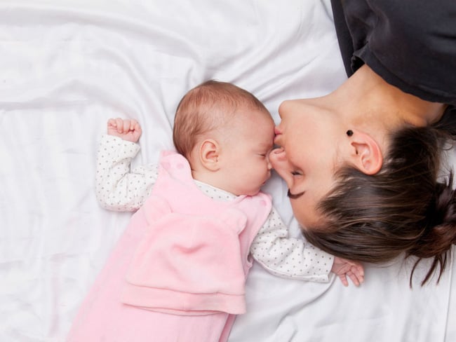 Trẻ sơ sinh không cần nằm gối, trong 4 tháng đầu tiên trẻ bú sữa mẹ không cần uống thêm nước... là những kinh nghiệm chăm trẻ sơ sinh không phải ai cũng biết.