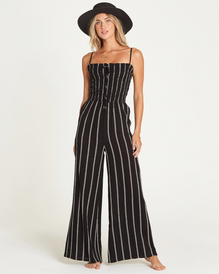 Kiểu jumpsuit này bạn có thể diện trong rất nhiều hoàn cảnh như đi chơi dạo phố, tiệc tùng hay thậm chí là đi làm và chỉ cần khoác thêm 1 chiếc jacket mỏng nhẹ bên ngoài