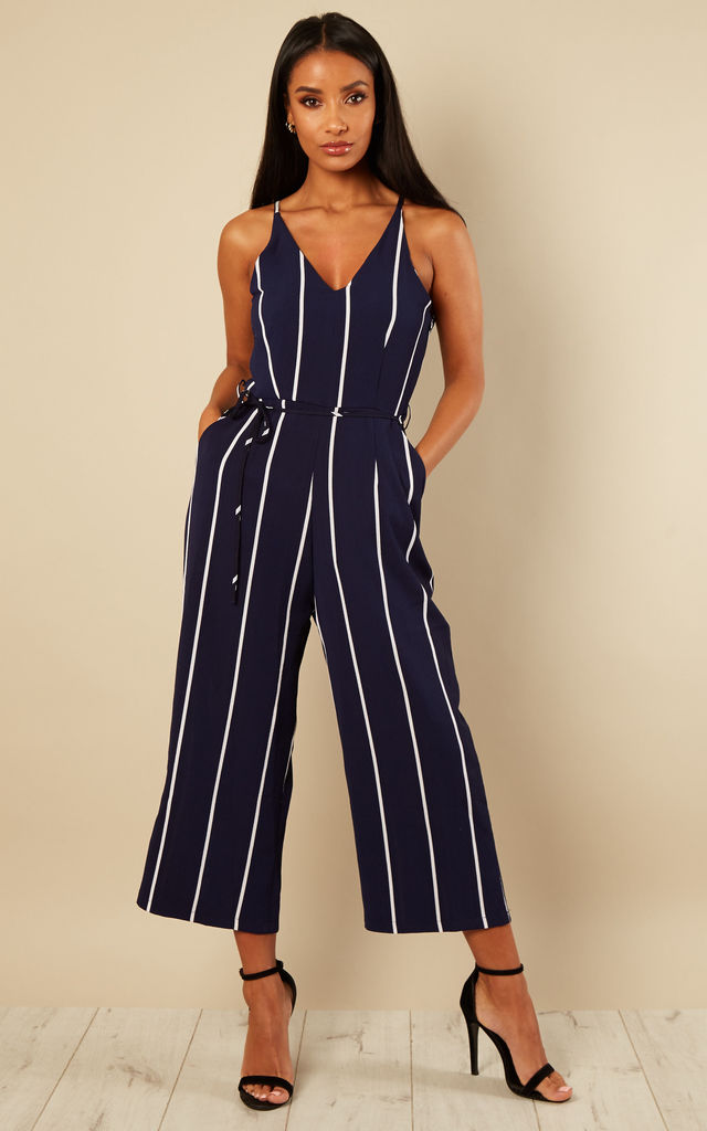 Kết hợp kiểu jumpsuit này với những đôi sandal cao gót dây mảnh như thế này sẽ giúp bạn hack dáng cực chuẩn